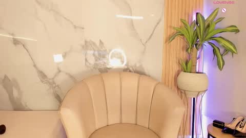   Independent model online show from 01-06-26, 12:20