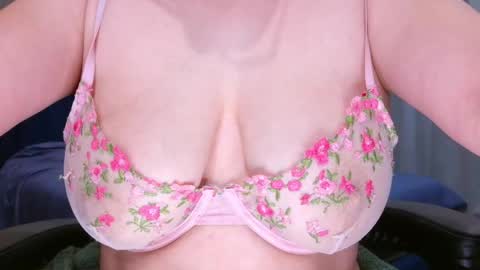 Snapshot of gaaby_ chatting on 04-21-26, 11:29 gaaby online show from 04-21-26, 11:29