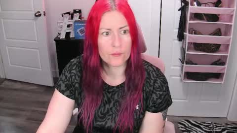 Snapshot of gennyrock chatting on 06-14-26, 02:52 Genny Rock and online show from 06-14-26, 02:52