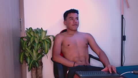 Snapshot of george_cams1 chatting on 12-22-24, 09:42 Jorge online show from 12-22-24, 09:42