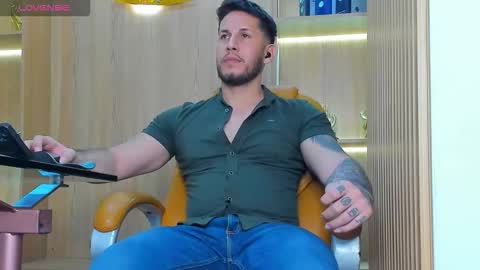 Snapshot of george_diesell_ chatting on 11-01-25, 08:33 George online show from 11-01-25, 08:33