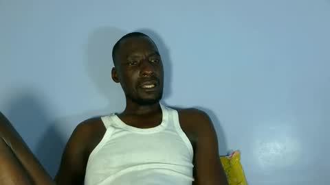Snapshot of giant_couple chatting on 05-28-26, 02:03 giant_couple online show from 05-28-26, 02:03