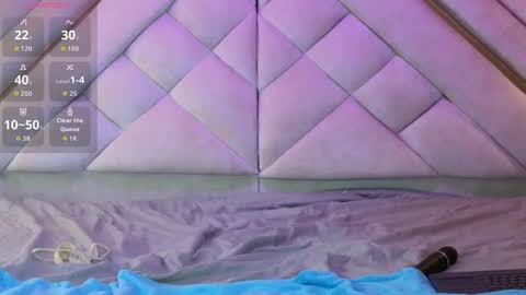 Giigii Hadid  online show from 04-15-26, 07:58