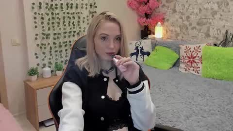 Snapshot of gina_lovelyy chatting on 05-08-26, 01:00 Gina online show from 05-08-26, 01:00