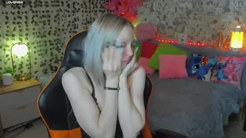 Snapshot of gina_lovelyy chatting on 05-14-26, 01:23 Gina online show from 05-14-26, 01:23