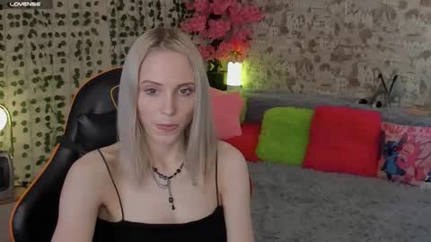 Snapshot of gina_lovelyy chatting on 05-22-26, 01:35 Gina online show from 05-22-26, 01:35