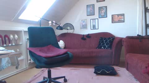 Snapshot of ginablondecam chatting on 03-03-25, 02:04 Gina online show from 03-03-25, 02:04