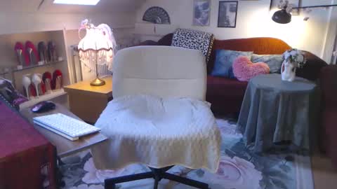 Snapshot of ginablondecam chatting on 05-15-26, 06:04 Gina online show from 05-15-26, 06:04