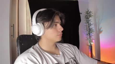 Snapshot of gio_russo chatting on 05-13-26, 09:33 GioRusso online show from 05-13-26, 09:33
