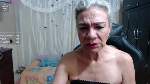 Snapshot of giorgia_xue53 chatting on 03-12-25, 02:20 Mary online show from 03-12-25, 02:20