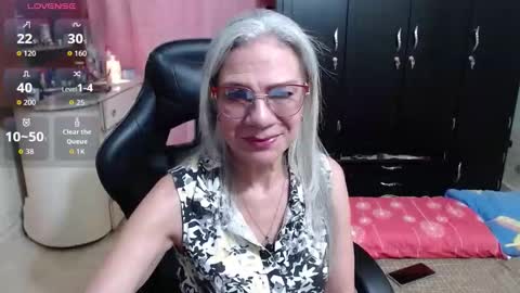 Snapshot of giorgia_xue53 chatting on 10-19-25, 06:58 Mary online show from 10-19-25, 06:58