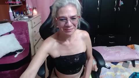 Snapshot of giorgia_xue53 chatting on 11-08-25, 06:35 Mary online show from 11-08-25, 06:35