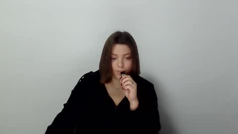 Snapshot of girl_leya chatting on 11-26-25, 08:43 girl_leya online show from 11-26-25, 08:43