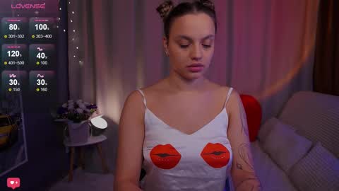 Snapshot of girl_peach_ chatting on 02-11-25, 06:55 Kate online show from 02-11-25, 06:55