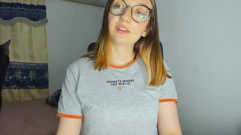 Snapshot of girlsativa chatting on 12-19-24, 03:18 Maze Thumbs up online show from 12-19-24, 03:18