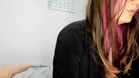 Snapshot of girlsativa chatting on 01-15-26, 08:23 Maze Thumbs up online show from 01-15-26, 08:23