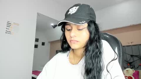 Snapshot of giselle_roldan chatting on 10-16-25, 04:13 GISELLE ROLDAN online show from 10-16-25, 04:13