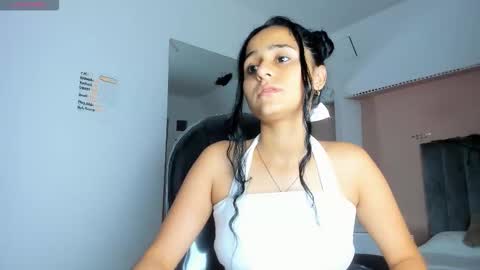 Snapshot of giselle_roldan chatting on 10-31-25, 05:52 GISELLE ROLDAN online show from 10-31-25, 05:52