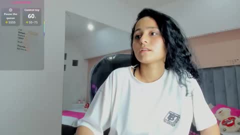 Snapshot of giselle_roldan chatting on 11-15-25, 08:27 GISELLE ROLDAN online show from 11-15-25, 08:27