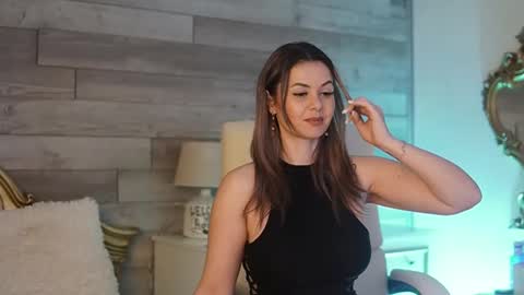 Snapshot of glamourousmom chatting on 02-20-25, 04:28 CharmingMom online show from 02-20-25, 04:28