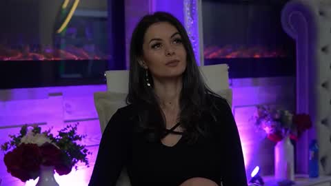 Snapshot of glamourousmom chatting on 10-24-25, 03:36 CharmingMom online show from 10-24-25, 03:36