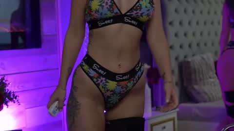 Snapshot of glamourousmom chatting on 11-19-25, 04:12 CharmingMom online show from 11-19-25, 04:12