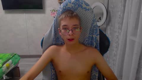 Snapshot of glasses_cat chatting on 03-02-26, 06:26 Eugene and Damian online show from 03-02-26, 06:26