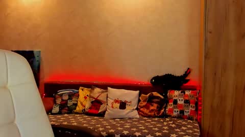 Gloria Wood online show from 12-16-24, 03:54