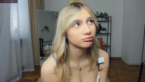 Snapshot of glossybabe_ chatting on 01-19-26, 07:56 Cherry online show from 01-19-26, 07:56