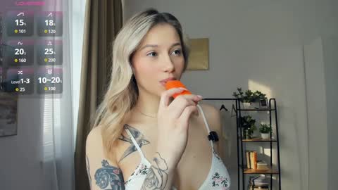 Snapshot of glossybabe_ chatting on 02-06-26, 08:18 Cherry online show from 02-06-26, 08:18