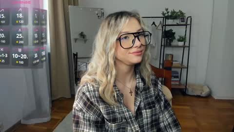 Snapshot of glossybabe_ chatting on 02-22-26, 07:40 Cherry online show from 02-22-26, 07:40