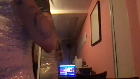 Snapshot of glow92 chatting on 09-25-25, 04:05 Glow Goddess online show from 09-25-25, 04:05