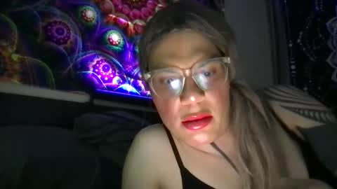 Snapshot of glow92 chatting on 12-16-25, 03:44 Glow Goddess online show from 12-16-25, 03:44