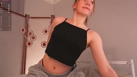 Snapshot of glowwww_ chatting on 11-02-25, 03:58 Eloise online show from 11-02-25, 03:58