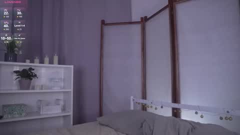 Snapshot of glowwww_ chatting on 11-30-25, 03:38 Eloise online show from 11-30-25, 03:38