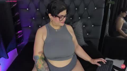 Snapshot of goddess_arethaozz chatting on 06-28-26, 01:06 Aretha online show from 06-28-26, 01:06