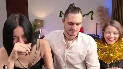 Snapshot of goddess_marylin chatting on 12-24-24, 03:38 330 UTC2 girls online show from 12-24-24, 03:38