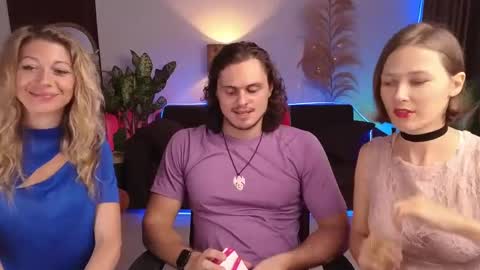 Snapshot of goddess_marylin chatting on 01-12-25, 03:28 330 UTC2 girls online show from 01-12-25, 03:28