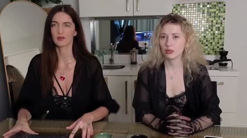 Snapshot of goddess_marylin chatting on 01-21-25, 03:37 330 UTC2 girls online show from 01-21-25, 03:37