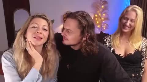 Snapshot of goddess_marylin chatting on 01-22-25, 02:37 330 UTC2 girls online show from 01-22-25, 02:37