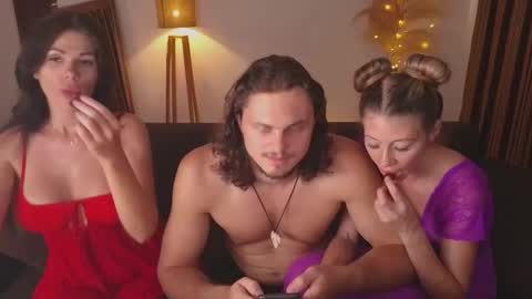 Snapshot of goddess_marylin chatting on 03-12-25, 06:29 330 UTC2 girls online show from 03-12-25, 06:29