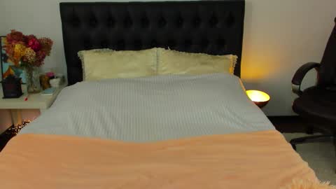 Snapshot of goddess_squirt_ chatting on 10-14-25, 05:41 Katrin online show from 10-14-25, 05:41