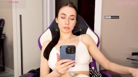 Snapshot of goddessemmmyy chatting on 02-19-26, 01:29 Goddess EmmaBratt princess online show from 02-19-26, 01:29