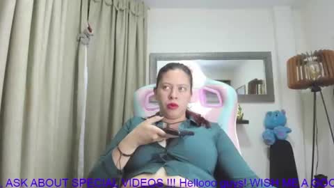 Snapshot of goddessjessica_roger chatting on 06-18-26, 04:46 Goddess Jessica and slave Roger online show from 06-18-26, 04:46