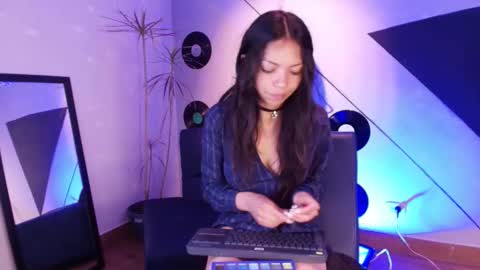 Snapshot of goddessjulieta chatting on 10-17-25, 08:00 Julieta online show from 10-17-25, 08:00