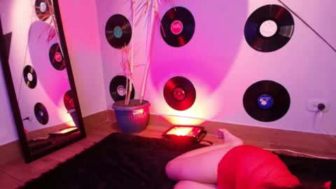 Snapshot of goddessjulieta chatting on 10-27-25, 06:45 Julieta online show from 10-27-25, 06:45