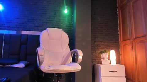 Snapshot of godly_huan chatting on 01-03-25, 04:44 HUAN online show from 01-03-25, 04:44