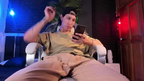 Snapshot of godly_huan chatting on 01-15-25, 04:47 HUAN online show from 01-15-25, 04:47