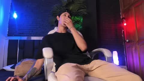 Snapshot of godly_huan chatting on 01-18-25, 01:08 HUAN online show from 01-18-25, 01:08