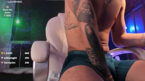 Snapshot of godly_huan chatting on 02-09-25, 12:52 HUAN online show from 02-09-25, 12:52